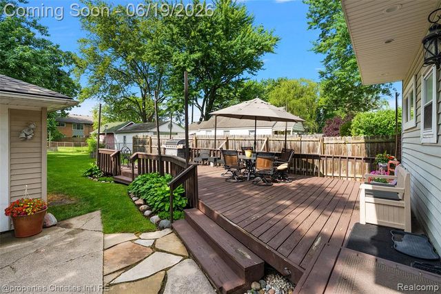 525 Broadacre Avenue, Clawson, MI 48017