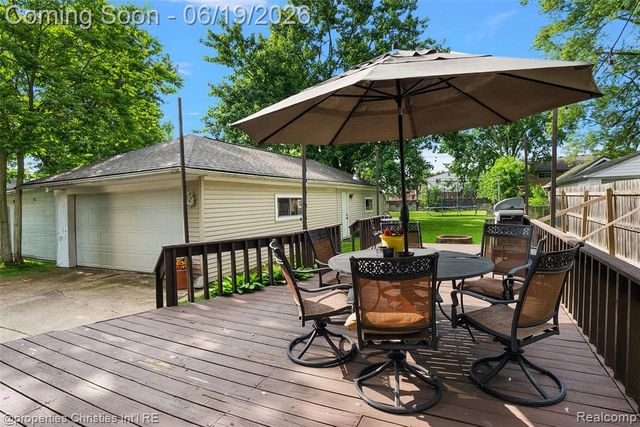525 Broadacre Avenue, Clawson, MI 48017