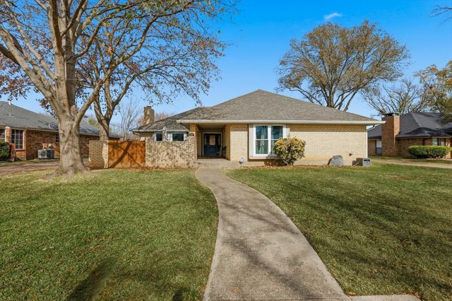 1105 Meadow Crest Lane, Mansfield, TX 76063