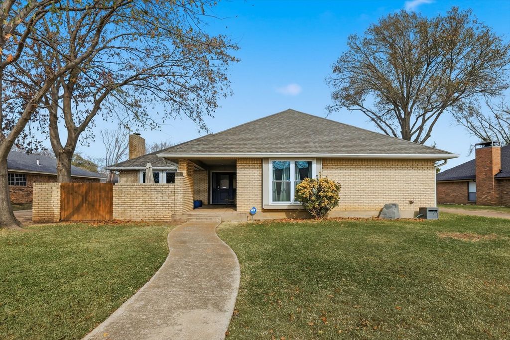 1105 Meadow Crest Lane, Mansfield, TX 76063