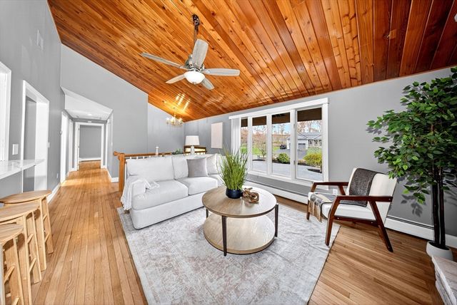 814 Sharps Lot Rd, Swansea, MA 02777