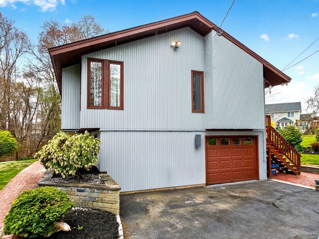 814 Sharps Lot Rd, Swansea, MA 02777