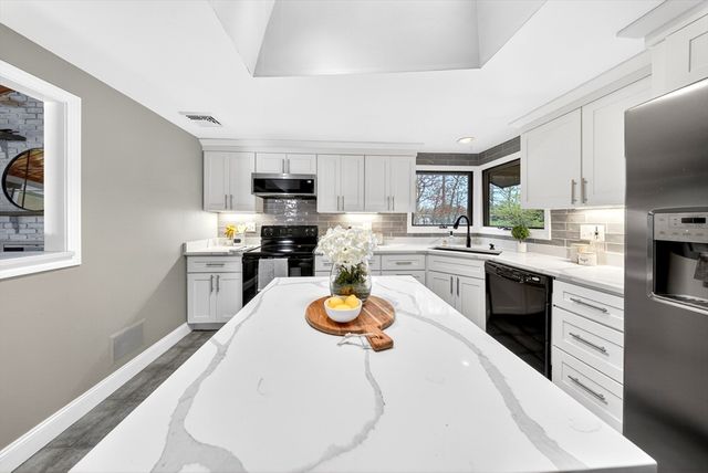 814 Sharps Lot Rd, Swansea, MA 02777