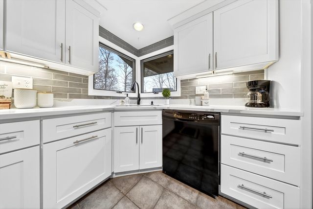 814 Sharps Lot Rd, Swansea, MA 02777