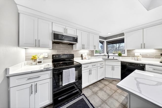 814 Sharps Lot Rd, Swansea, MA 02777