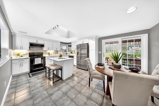 814 Sharps Lot Rd, Swansea, MA 02777