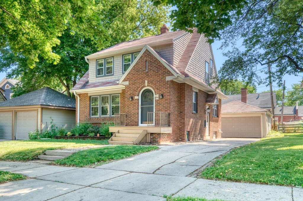 426 N 70th STREET, Wauwatosa, WI 53213