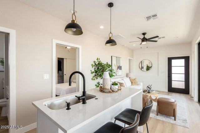 1725 W SHERMAN Street B, Phoenix, AZ 85007