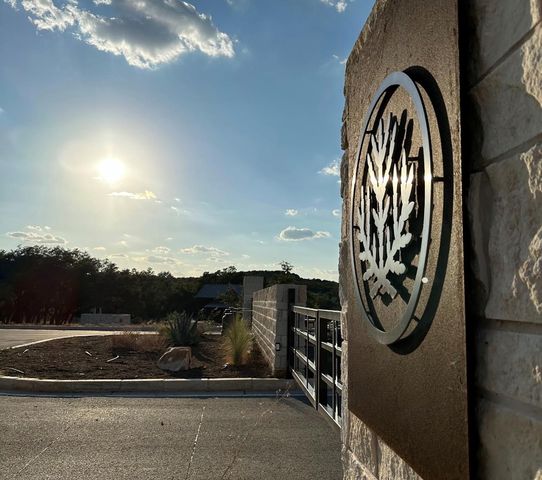 682 Evergreen CIR, Round Mountain, TX 78663