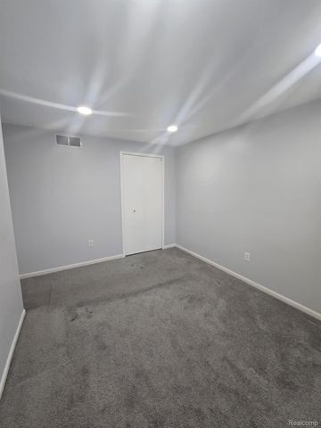 8410 HICKORY DR Drive, Sterling Heights, MI 48312