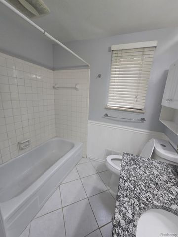 8410 HICKORY DR Drive, Sterling Heights, MI 48312