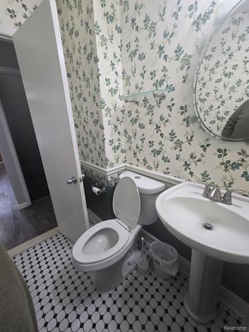 8410 HICKORY DR Drive, Sterling Heights, MI 48312