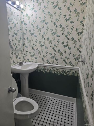 8410 HICKORY DR Drive, Sterling Heights, MI 48312