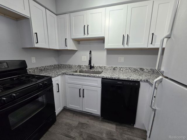 8410 HICKORY DR Drive, Sterling Heights, MI 48312