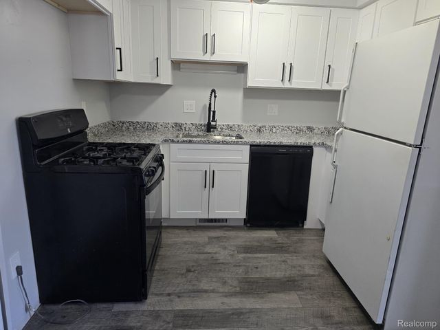 8410 HICKORY DR Drive, Sterling Heights, MI 48312