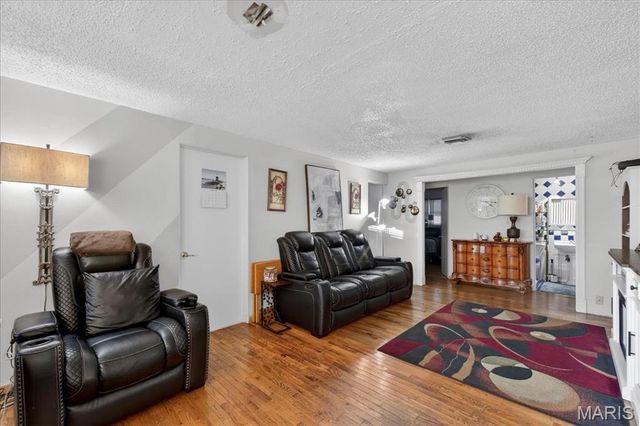 2320 Cherry Lane, Florissant, MO 63033