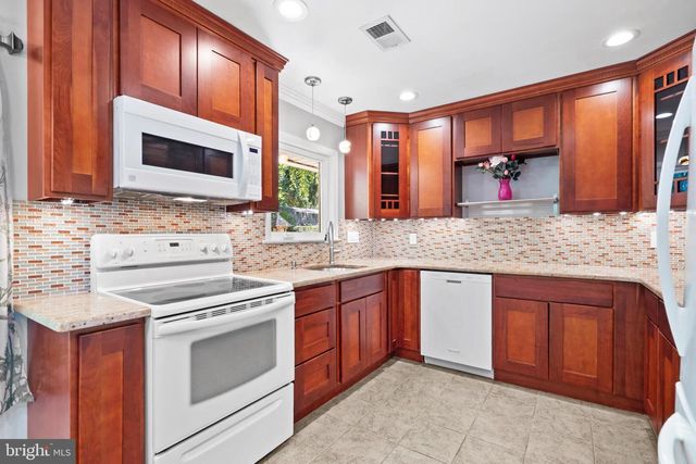 48 TOWPATH RD, Levittown, PA 19056
