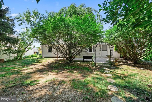 48 TOWPATH RD, Levittown, PA 19056