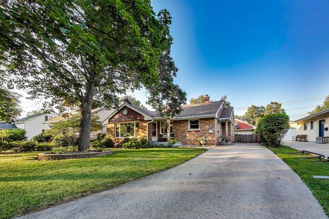 170 Eastview Avenue, Crystal Lake, IL 60014