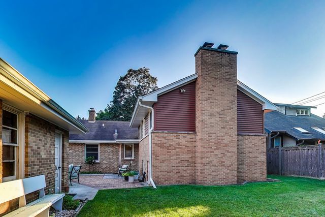 170 Eastview Avenue, Crystal Lake, IL 60014