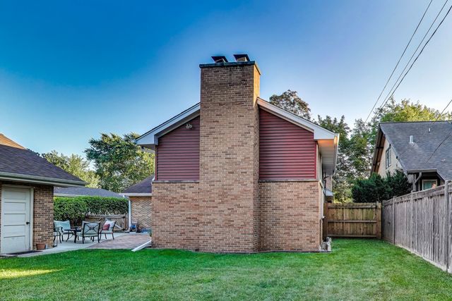 170 Eastview Avenue, Crystal Lake, IL 60014