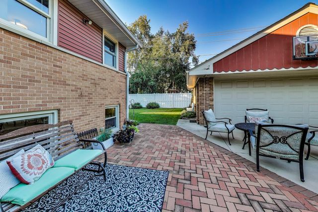 170 Eastview Avenue, Crystal Lake, IL 60014
