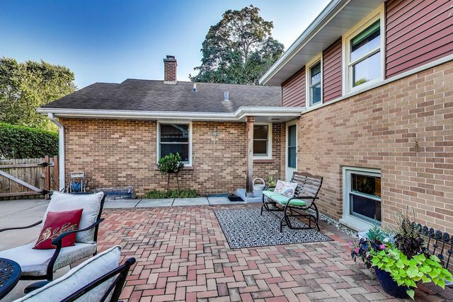 170 Eastview Avenue, Crystal Lake, IL 60014