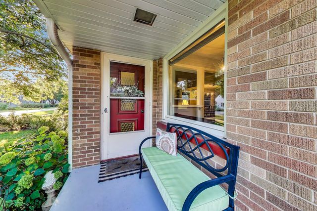 170 Eastview Avenue, Crystal Lake, IL 60014