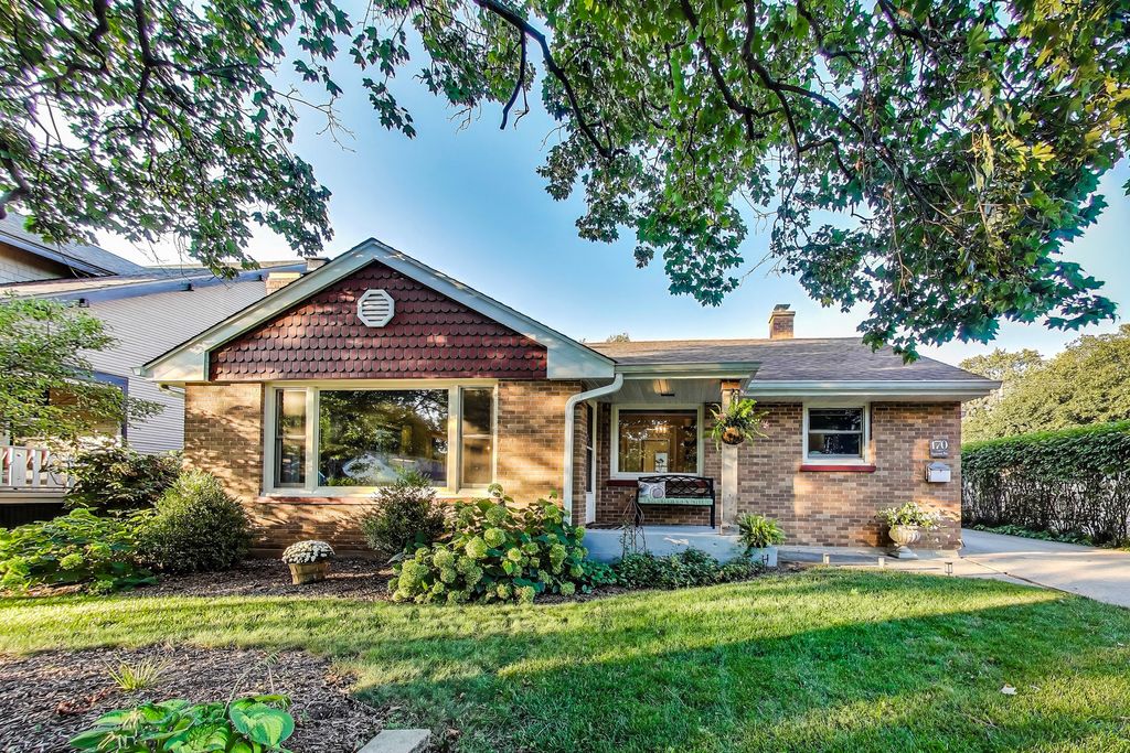 170 Eastview Avenue, Crystal Lake, IL 60014