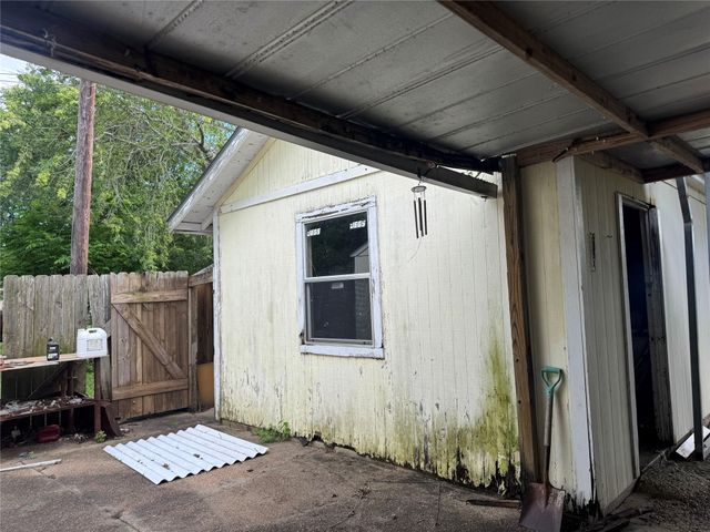 619 N Avenue C, Freeport, TX 77541