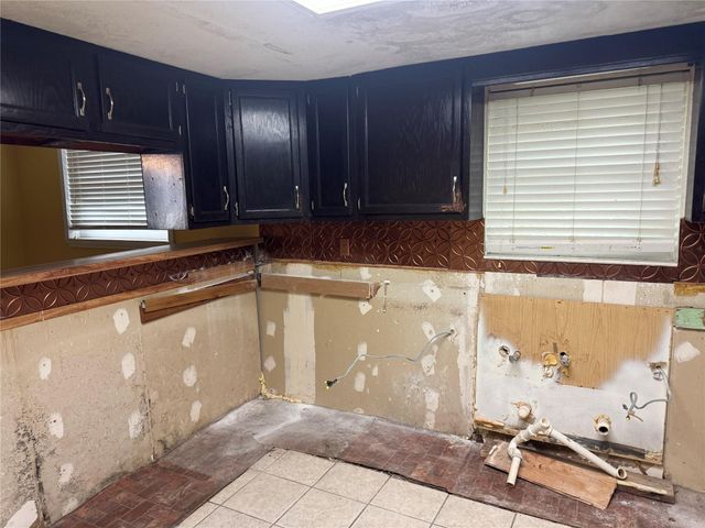 619 N Avenue C, Freeport, TX 77541