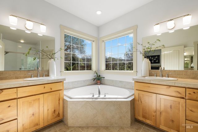 4172 W Miners Farm Dr, Boise, ID 83714