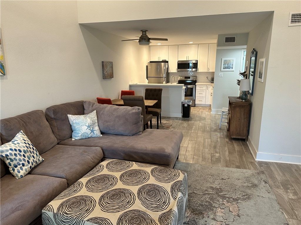 611 Lauderdale Dr 611, Rockport, TX 78382 — photo 2