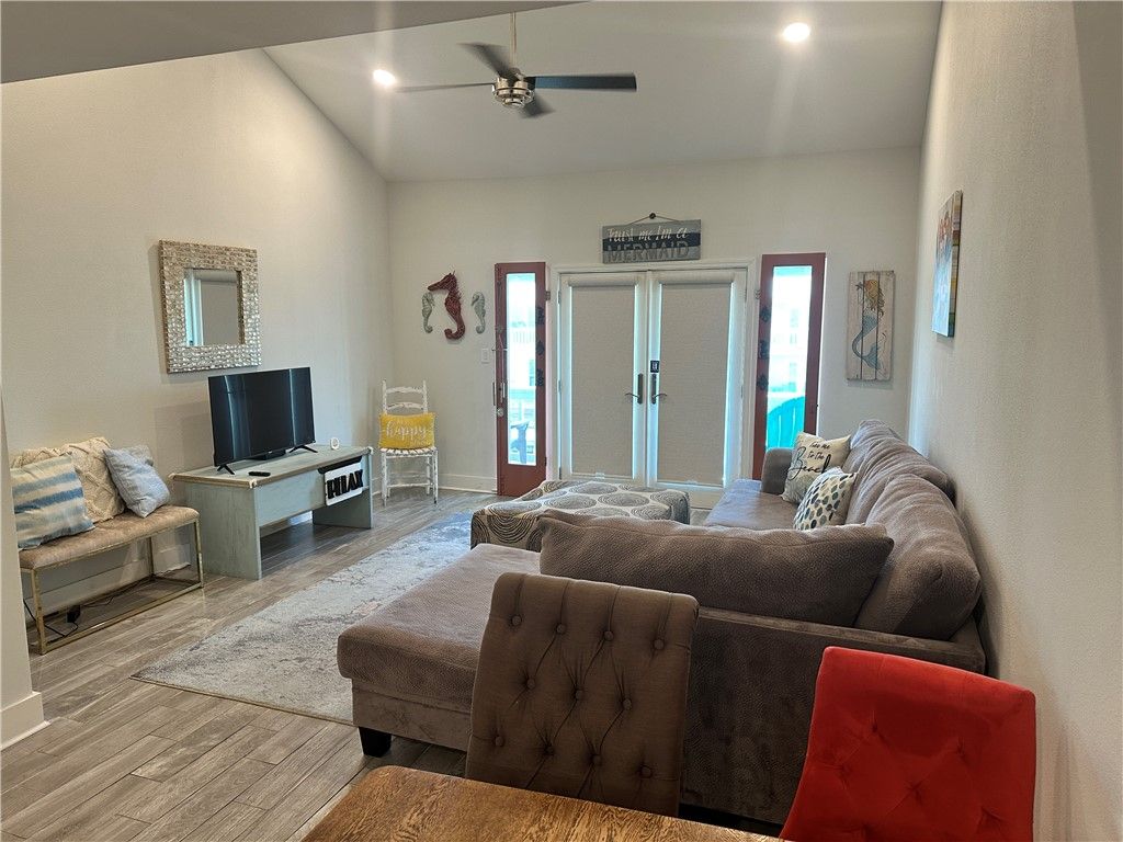 611 Lauderdale Dr 611, Rockport, TX 78382 — photo 3