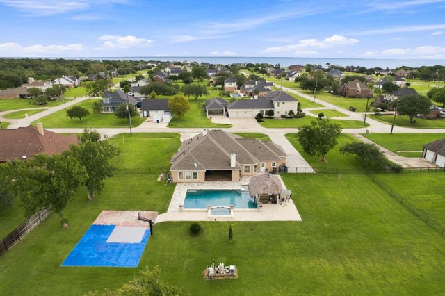 8999 Water Point Drive, Beach City, TX 77523