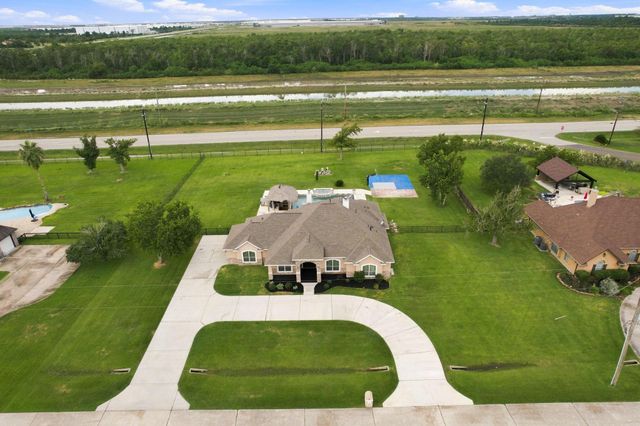 8999 Water Point Drive, Beach City, TX 77523