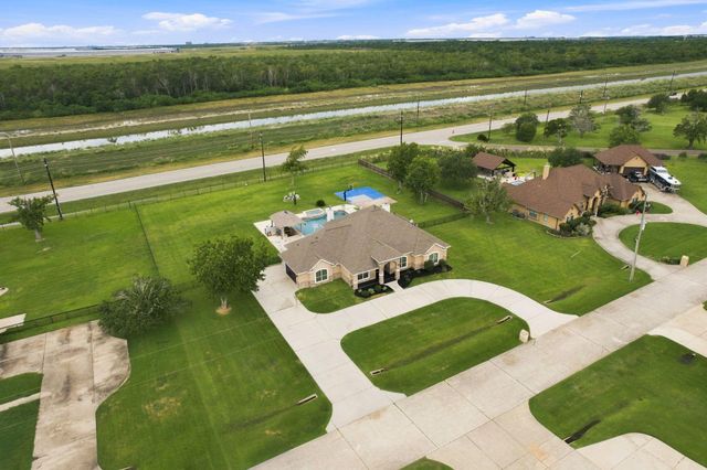 8999 Water Point Drive, Beach City, TX 77523