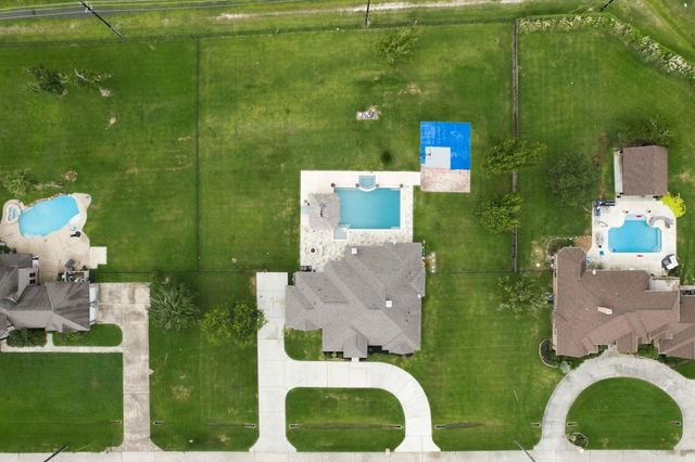 8999 Water Point Drive, Beach City, TX 77523