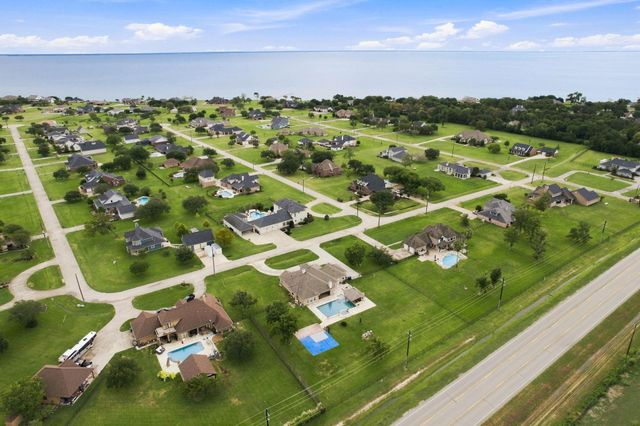 8999 Water Point Drive, Beach City, TX 77523
