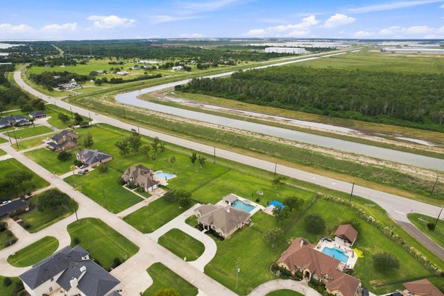 8999 Water Point Drive, Beach City, TX 77523