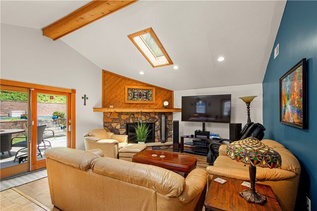 1031 Sanda Dr, Baldwin Boro, PA 15227