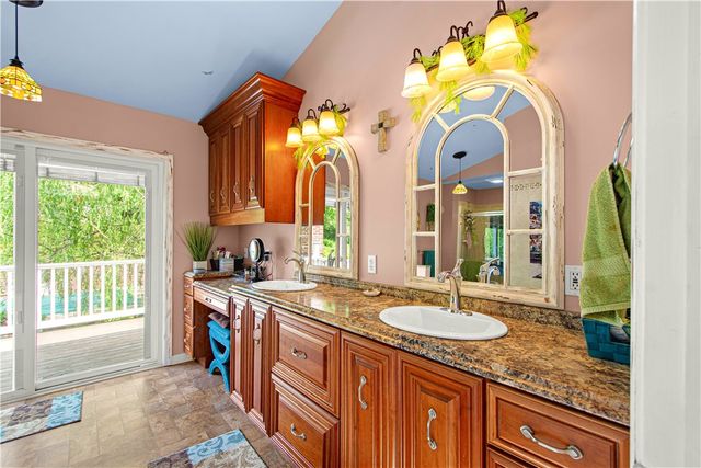 1031 Sanda Dr, Baldwin Boro, PA 15227