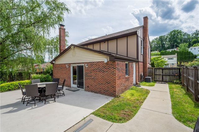 1031 Sanda Dr, Baldwin Boro, PA 15227