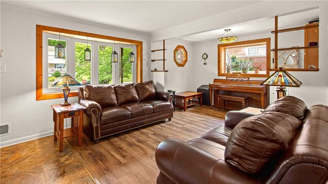 1031 Sanda Dr, Baldwin Boro, PA 15227