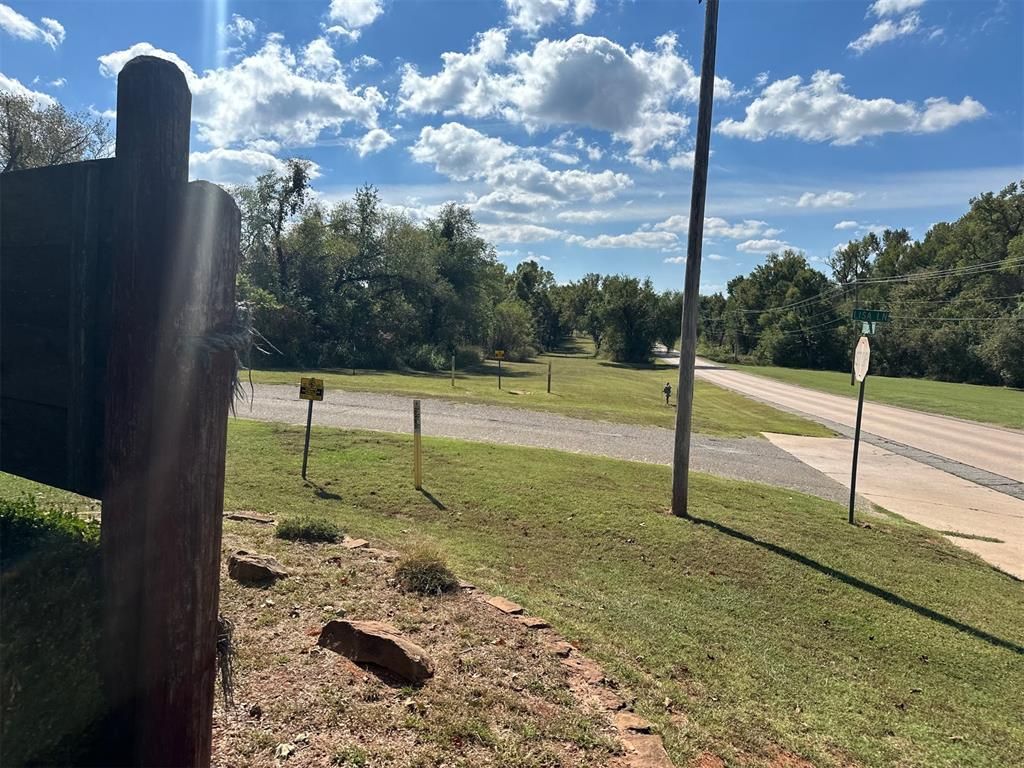 Image 14 of property listing at 105 E Lisa Lane, Guthrie, OK 73044