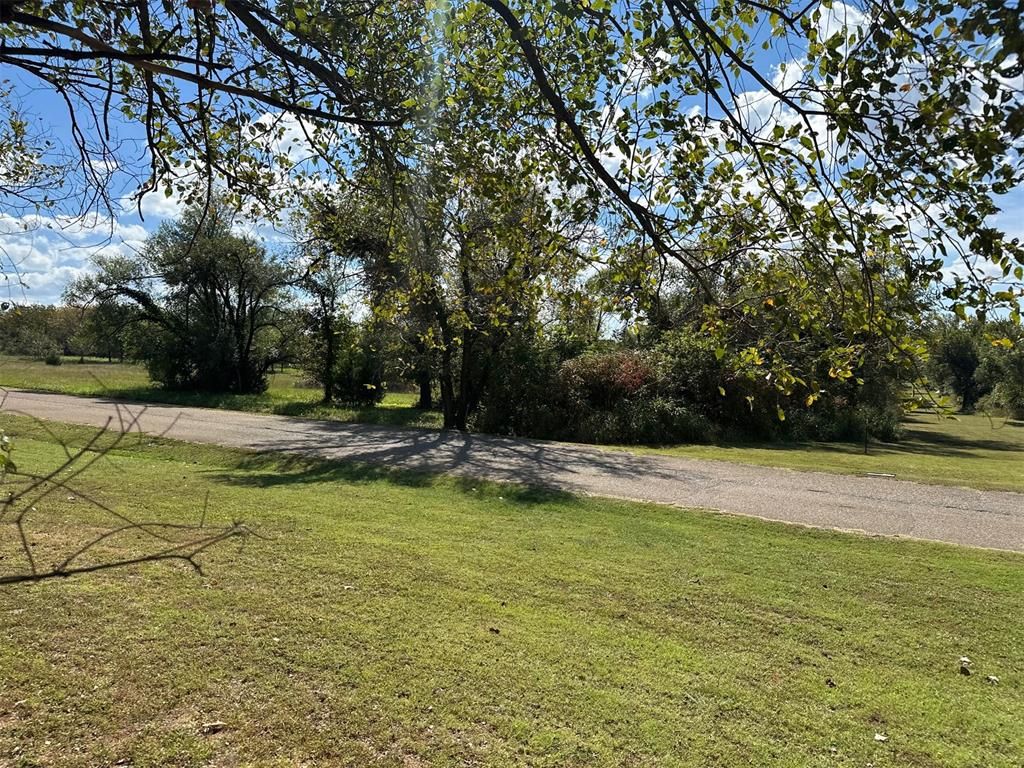 Image 16 of property listing at 105 E Lisa Lane, Guthrie, OK 73044