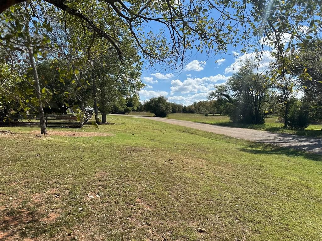 Image 17 of property listing at 105 E Lisa Lane, Guthrie, OK 73044