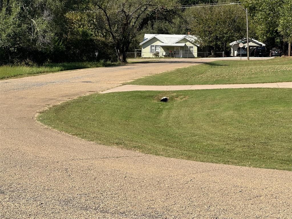 Image 7 of property listing at 105 E Lisa Lane, Guthrie, OK 73044