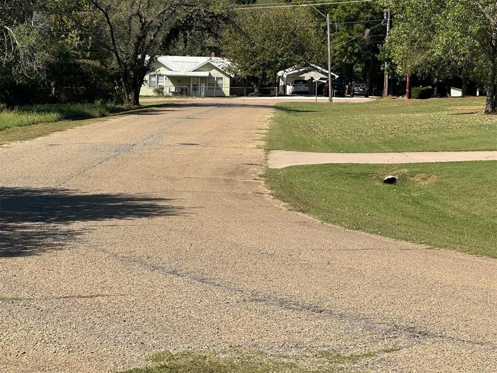 Image 8 of property listing at 105 E Lisa Lane, Guthrie, OK 73044