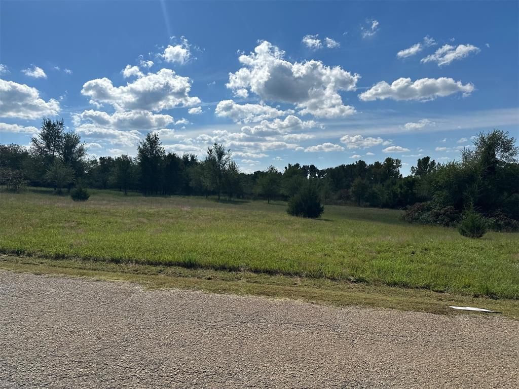 Image 10 of property listing at 105 E Lisa Lane, Guthrie, OK 73044